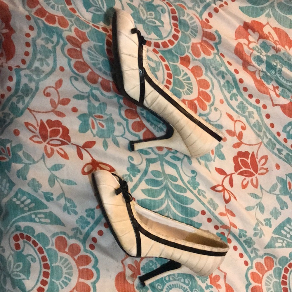 Classic Women's Ivory Pump with Black Trim and Bow